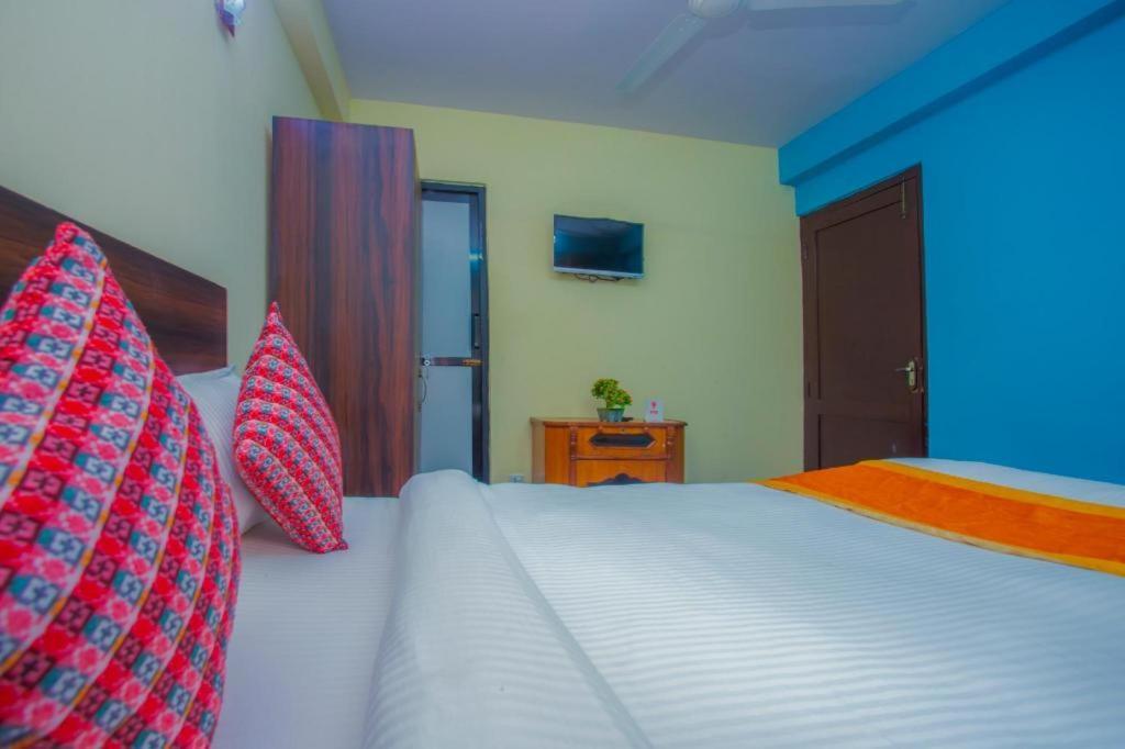 Oyo 492 Hotel Yeti Home Катманду Экстерьер фото
