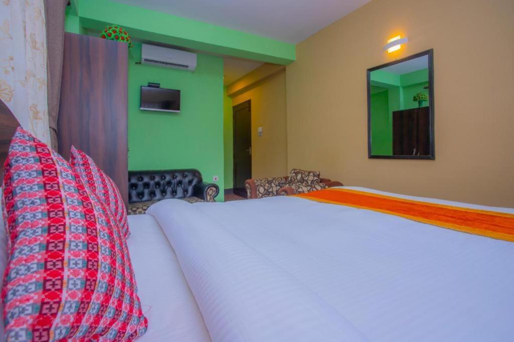 Oyo 492 Hotel Yeti Home Катманду Экстерьер фото