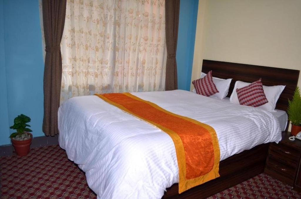 Oyo 492 Hotel Yeti Home Катманду Экстерьер фото